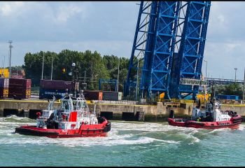 0_Open_434_Tugs-in-Zeebruger_Brian-Kent