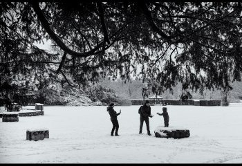 01_Cavendish_Fun-in-the-Snow_John-Spreadbury