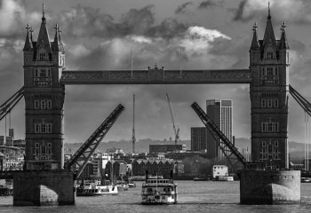 Tower-Bridge-London_Victoria-OKeeffe