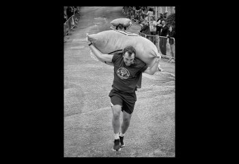 Highly-Commended_THE-MENS-WOOLSACK-RACE_COLIN-HOSKINS