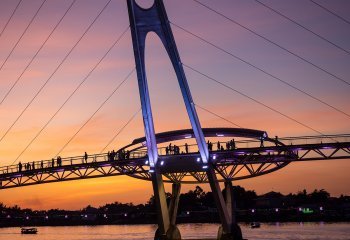 Sailing-under-Darul-Hana-bridge_Mandi-Horwood