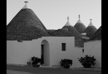 Val-Thomas_Trulli-dwellings