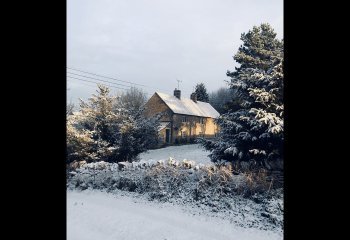 Snow-Covered-Cotswold-Cottage-at-Sunrise-Ruth-Barker-