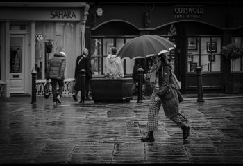 Lady-with-Umbrella_Vikki-OKeeffe