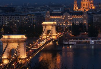 Val-Thomas-cccweb_valthomas_Chain-Bridge-Budapest